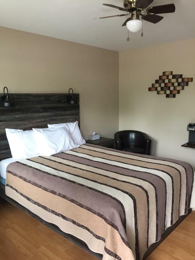 Kacee'S Northern Suites Fort Nelson Exteriér fotografie